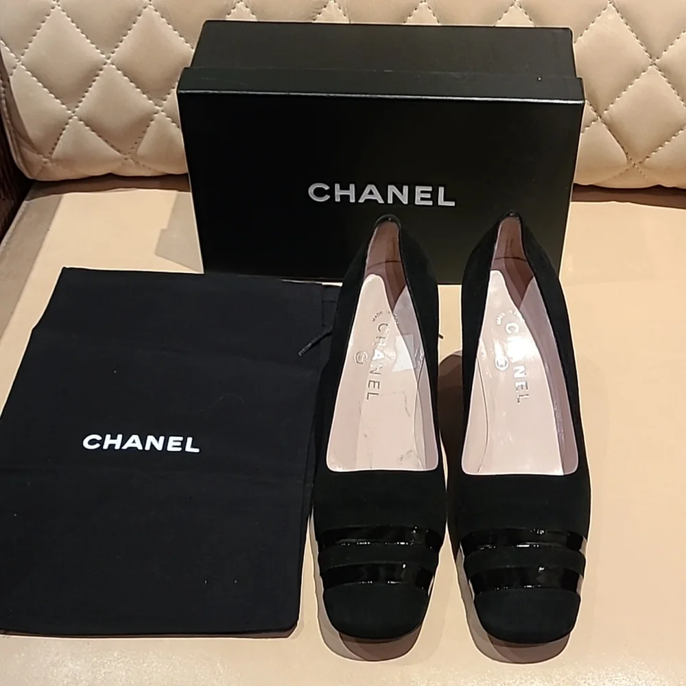 CHANEL black suede pumps with chrome and patent leather details. Size 40 - Picture 2 of 16